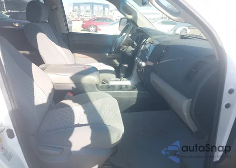 2010 Toyota Tundra Grade 5.7L V8 z USA, uszkodzony, nr VIN 5TFDW5F10AX111024